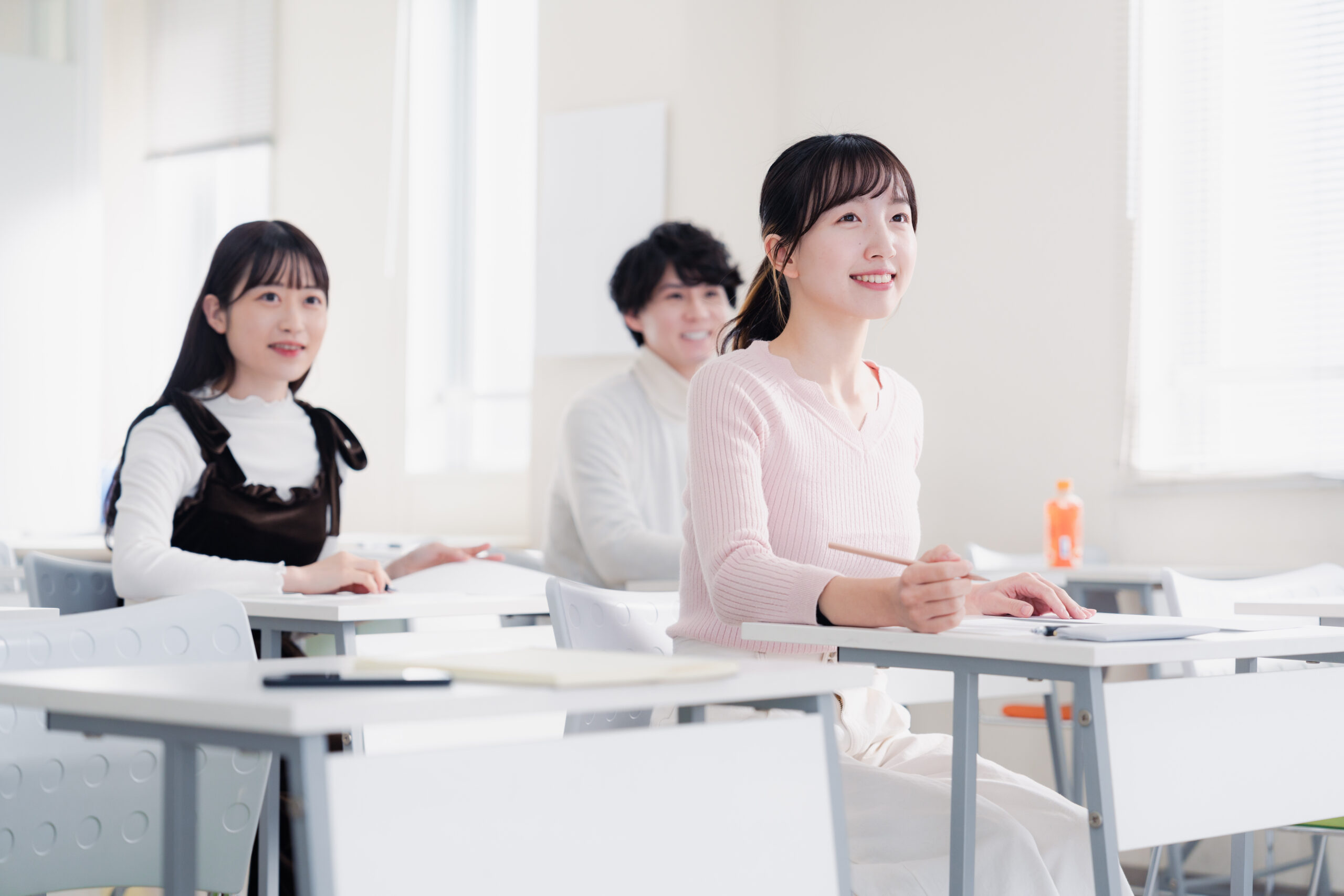 看護師と看護補助者の連携研修で指示・報告・相談を確認するイメージ