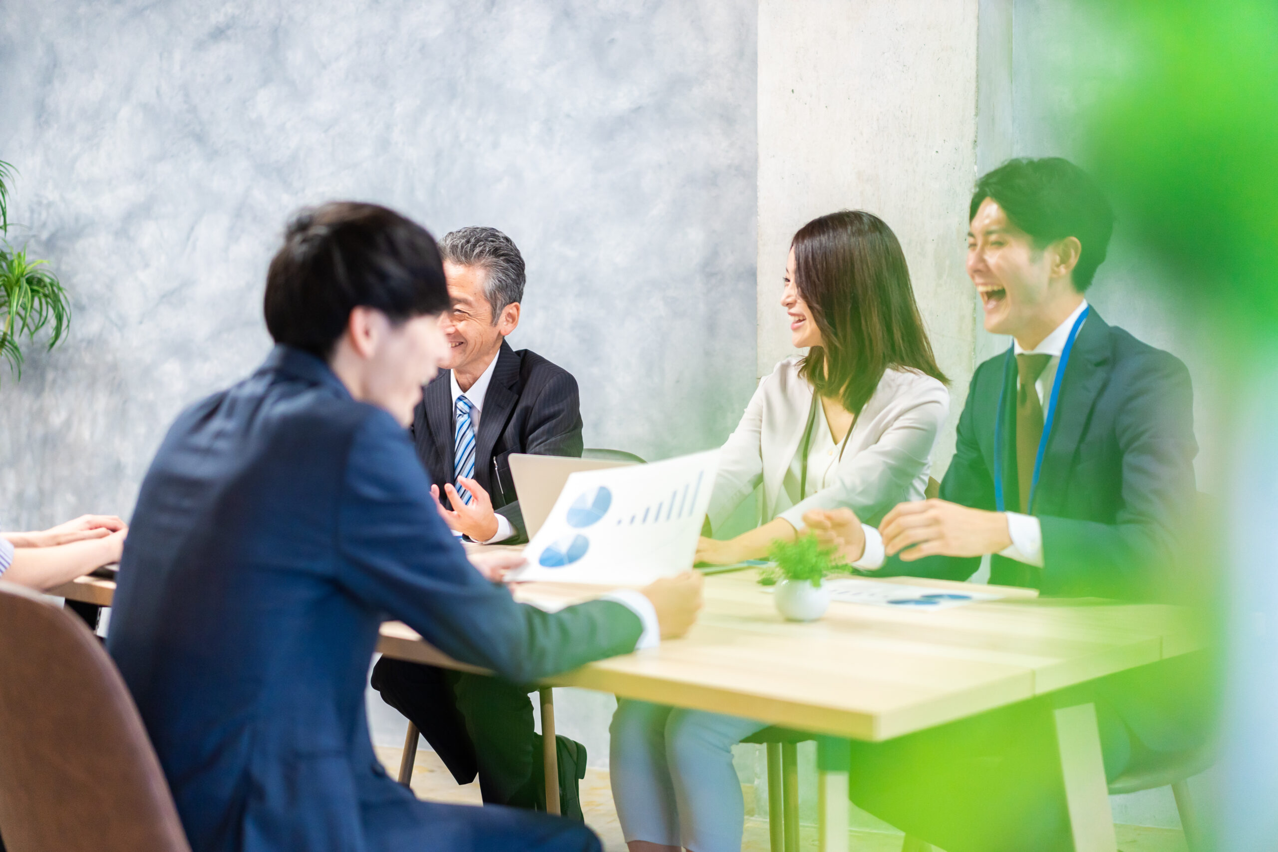クリニックのスタッフが患者対応ルールを共有するミーティングのイメージ