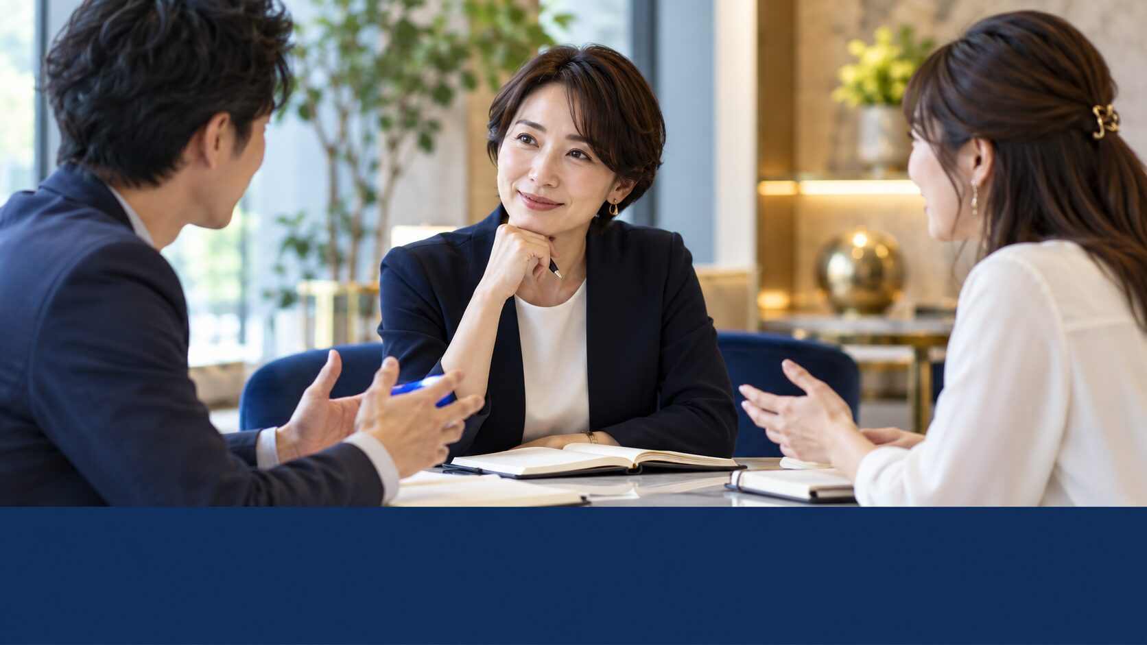 研修で受講者の悩みを聞き、対話する講師