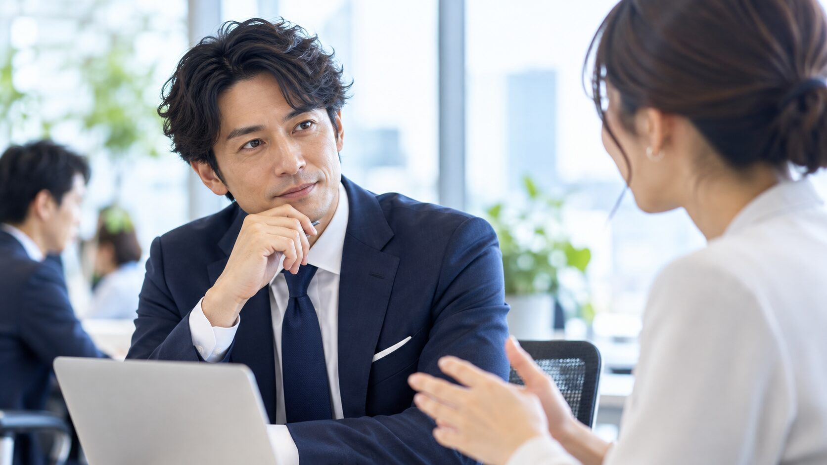社員の話を落ち着いて聞くリーダー。相手を見る余裕のある職場