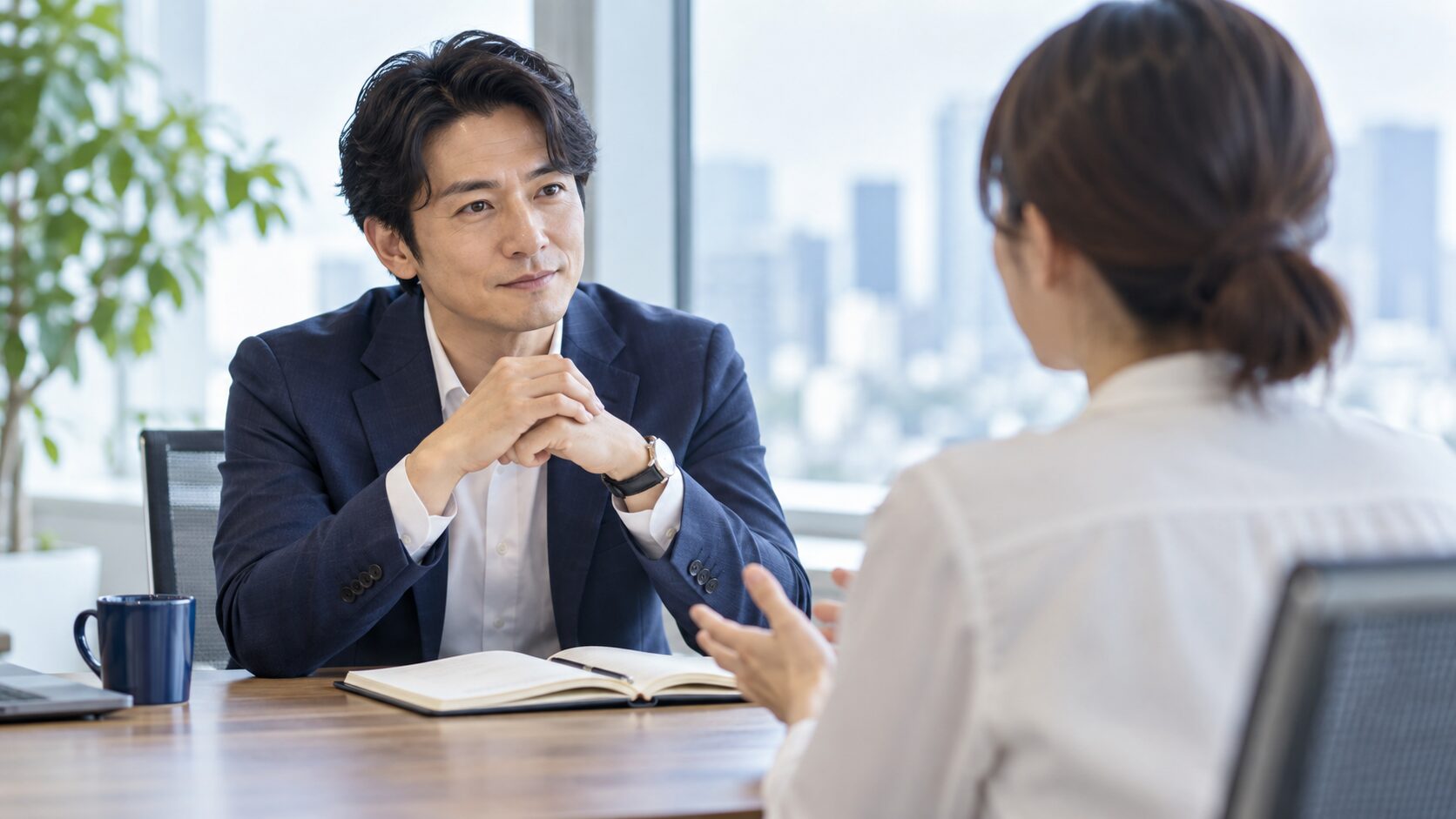 部下の話を聞くリーダー。優しさと明確な線引きを考える
