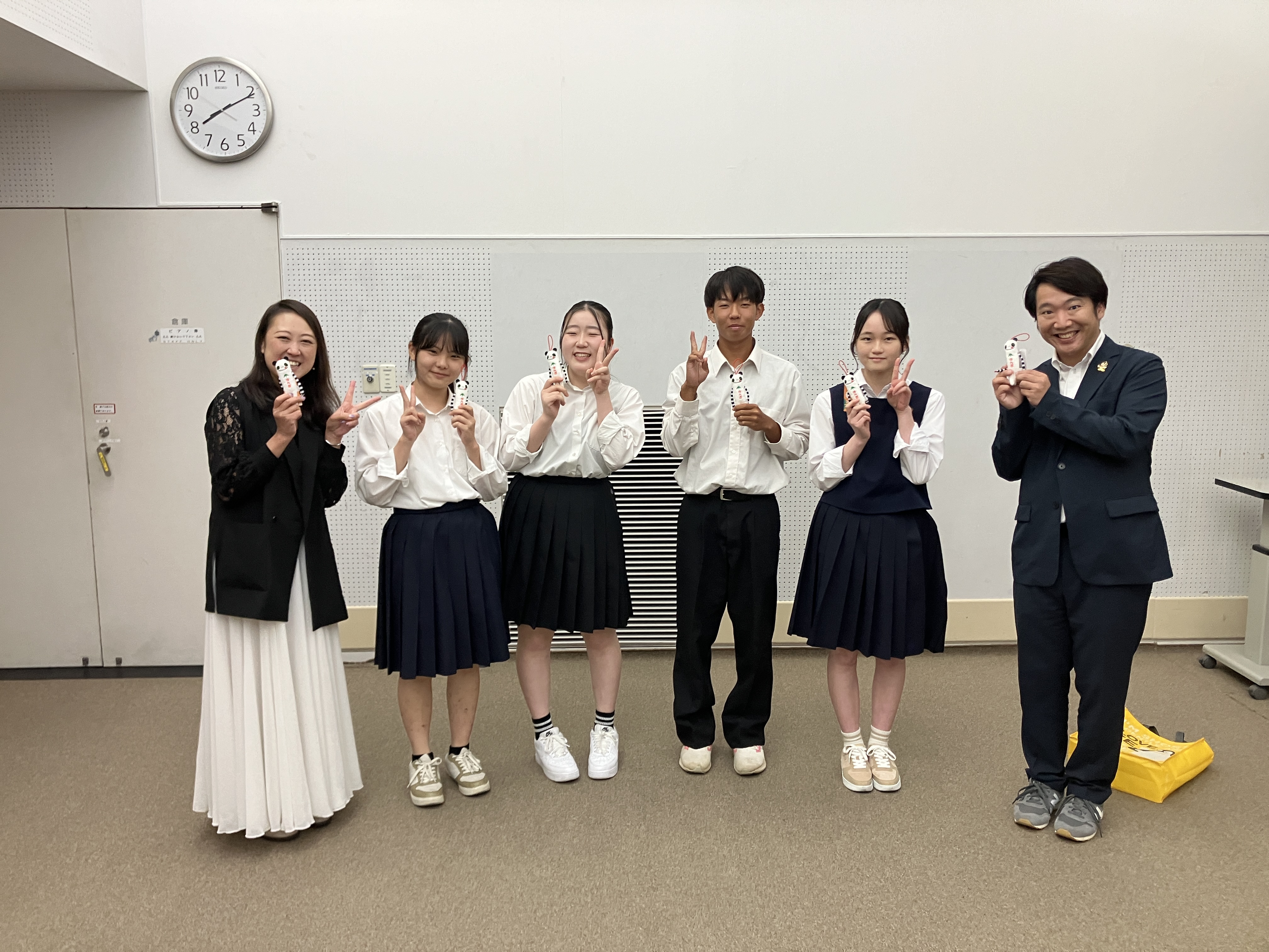 室内で学生らが並び、交流活動に参加している様子